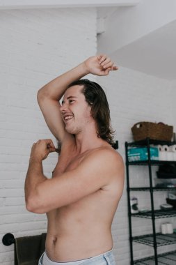 Latin Amerika 'daki evinde deodorant kullanan genç bir İspanyol.