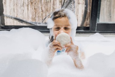 Latin kız evde banyo yapıyor Latin Amerika 'da, Latin çocuklar çocukluk konseptinde. 