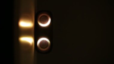 Karanlıkta, sütun farklı renklerde parlar..