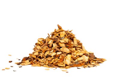 Izgara için sigara çipleri beyaz arka planda farklı şekillerde serilmiş.