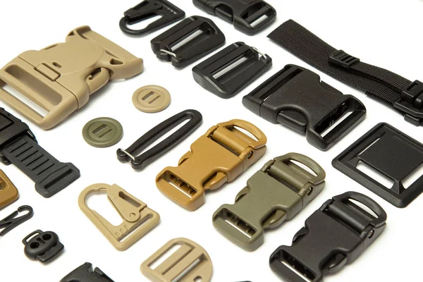 Kıyafetler için farklı aksesuarların kolajı (hızlı, lastik bantlar, düğmeler, kıyafetler için kilitler)