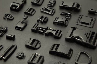 Siyah arka planda çeşitli siyah renk aksesuarların kolajı (hızlı, lastik bantlar, düğmeler, kıyafetler için kilitler))