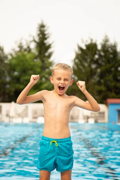 Sedmiletý Chlapec Evropského Vzhledu Pózuje Dělá Obličeje Bazénu — Stock fotografie