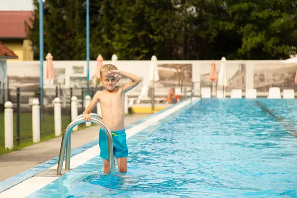 Sedmiletý Chlapec Evropského Vzhledu Pózuje Dělá Obličeje Bazénu — Stock fotografie