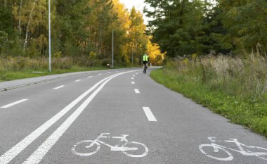Beyaz bisiklet yolu tabelası. Şehirdeki bisiklet kuyrukları, park yerleri..