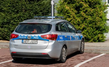 Sokaktaki polis arabası. 