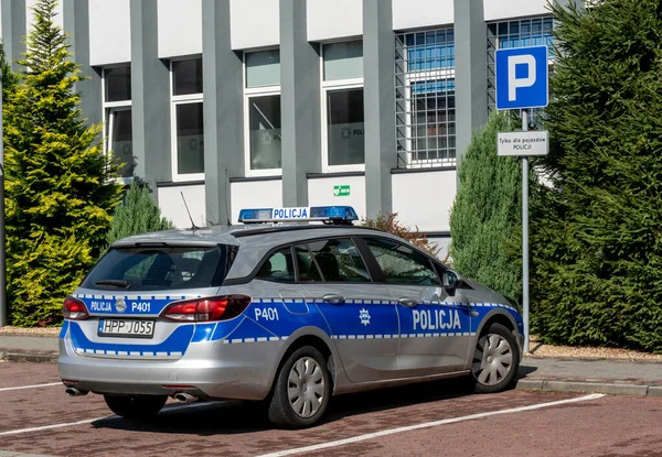 Sokaktaki polis arabası. 