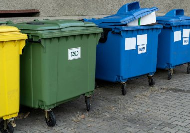 Siyah, mavi, sarı, yeşil çöp geri dönüşüm kutuları. Atıkları ayır, çevre kavramını koru. Atıkları ayır, çöpleri ayır. Kağıt, cam, plastik renkli çöp tenekeleri.