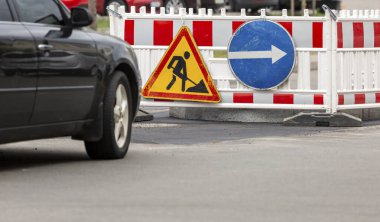 Yol tabelası çalışıyor 