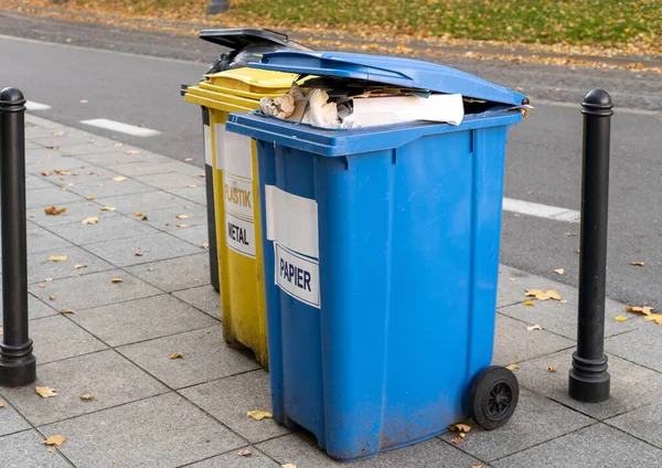 Caixas Reciclagem Lixo Preto Azul Amarelo Verde Rua Cidade Separar — Fotografia de Stock