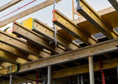 Mavi gökyüzüne karşı vinçleri olan bir inşaat alanı. Endüstriyel geçmiş. Modern gökdelenler. Tamamlanmamış yapı