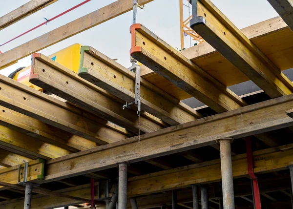 Mavi gökyüzüne karşı vinçleri olan bir inşaat alanı. Endüstriyel geçmiş. Modern gökdelenler. Tamamlanmamış yapı