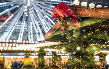 Geceleri çelenkli dönme dolap. Şehirde geleneksel Noel market dekorasyonları. Yeni yıl kutlaması, tatiller.