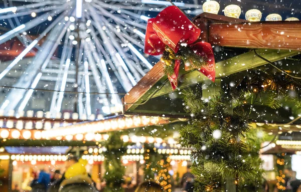 Roda Gigante Com Guirlandas Noite Decorações Tradicionais Mercado Natal Cidade — Fotografia de Stock