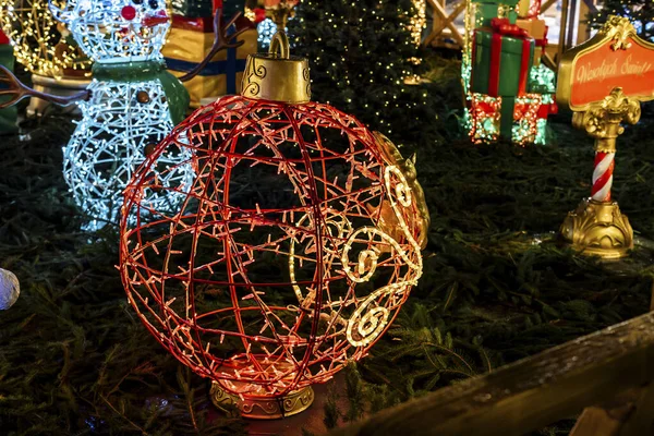 夜にはガーランドと提灯 市内の伝統的なクリスマスマーケットの装飾 お正月 — ストック写真