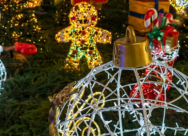 夜间装饰着花环的灯笼 城里传统的圣诞装饰品 新年庆祝活动 — 图库照片