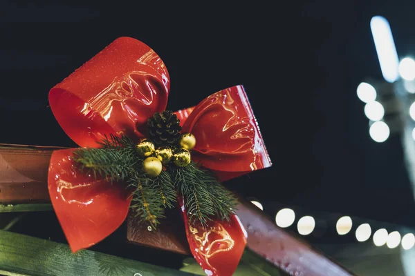 夜にはガーランドとクリスマスの赤い弓 市内の伝統的なクリスマスマーケットの装飾 お正月 — ストック写真