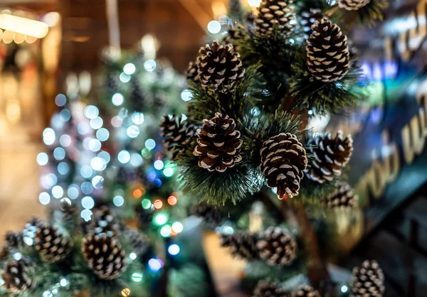 Lyktor Med Kransar Natten Traditionella Julmarknad Dekorationer Staden Nyårsfirande Helgdagar — Stockfoto