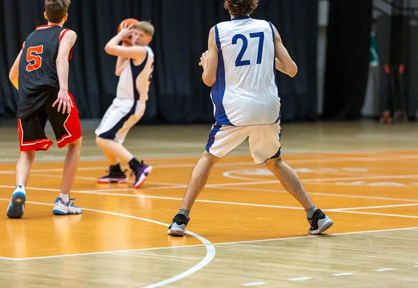 Pojkar Som Spelar Basket Grupp Spelare Aktion Med Boll Idrottsaktivitet — Stockfoto