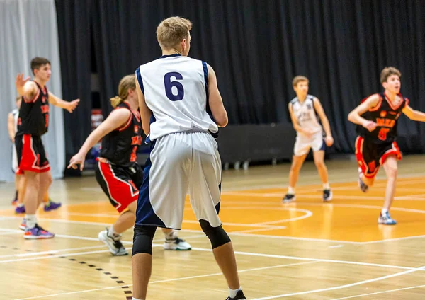 Хлопці Підлітки Грають Баскетбол Група Гравців Дії Ячем Спортивна Діяльність — стокове фото