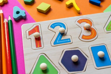 Tahta oyuncaklar, alfabeyle bloklar, rakamlar. Anaokulu, ilkokul eğitimi. Çocuklar için geliştirme oyunları. Eğitimsel günlük bakım oyuncakları.