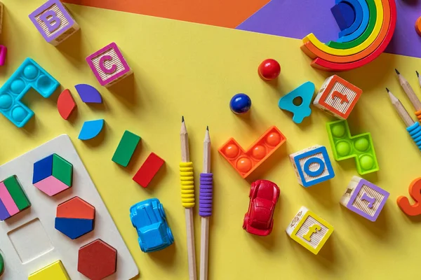 Holzspielzeug Blöcke Mit Abc Mit Zahlen Vorschule Grundschulbildung Entwicklungsspiele Für — Stockfoto