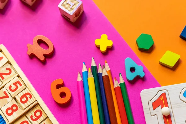 木制玩具 方块与Abc 与数字 学前教育 小学教育 为儿童开发游戏 教育日托玩具 — 图库照片