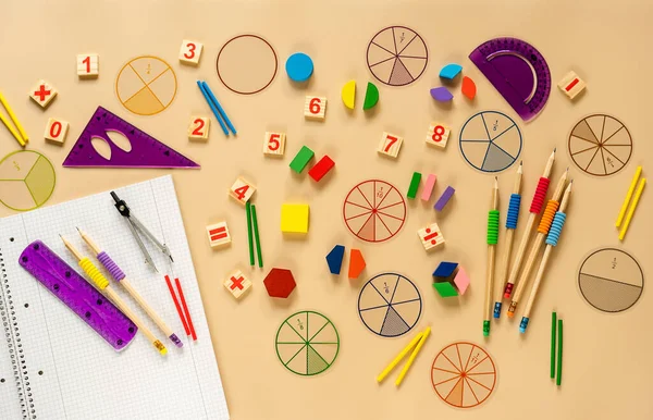 Lieferungen Für Mathematik Und Für Die Schule Brüche Lineale Bleistifte — Stockfoto