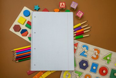 Matematik ve okul için malzeme seti. Kesirler, cetveller, kalemler, bej arka planda not defteri. Okula dönüş, eğlenceli eğitim konsepti.