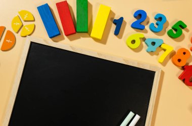 Matematik ve okul için malzeme seti. Kesirler, cetveller, kalemler, bej arka planda not defteri. Okula dönüş, eğlenceli eğitim konsepti.