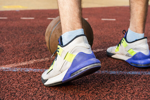 Баскетболист с мячом на площадке. Закрыть