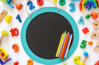 Beyaz arkaplandaki çizelgeler. Okul karatahtası ve ahşap matematik fraksiyonları masada. Okula dönmek, çocuklar için yaratıcı bir çalışma, eğitim, matematik. düz yat