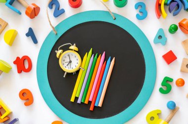 Beyaz arkaplandaki çizelgeler. Okul karatahtası ve ahşap matematik fraksiyonları masada. Okula dönmek, çocuklar için yaratıcı bir çalışma, eğitim, matematik. düz yat