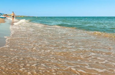 Yazın kumsal ve deniz. Denizin dalgalarını kapatın. Kabarcık dokusu. Yaz arkaplanı