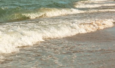 Yazın kumsal ve deniz. Denizin dalgalarını kapatın. Kabarcık dokusu. Yaz arkaplanı