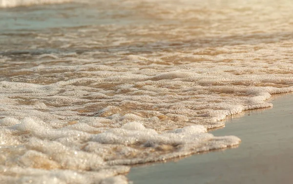 Пляж Море Влітку Впритул Хвилі Моря Текстура Бульбашок Літній Фон — стокове фото