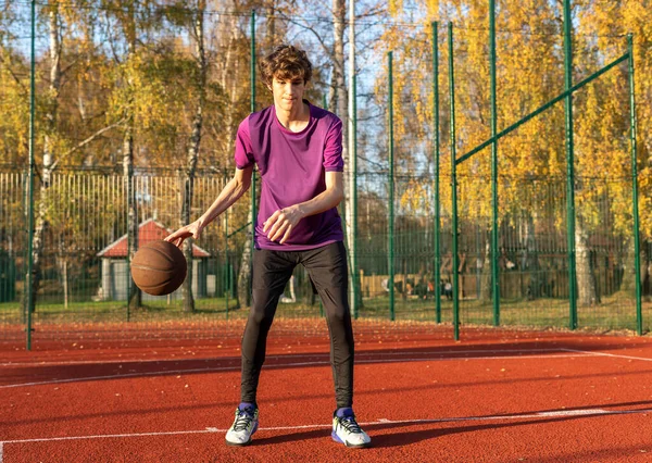 Aranyos Tinédzser Pólóban Egy Labdával Kosarazik Pályán Egy Tinédzser Rohangál — Stock Fotó
