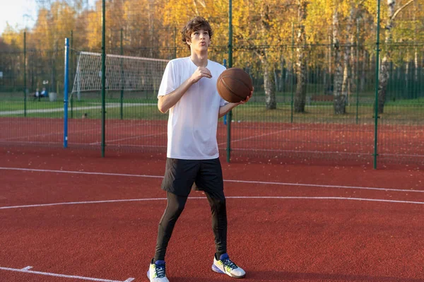 Adolescente Bonito Shirt Com Uma Bola Joga Basquete Quadra Adolescente — Fotografia de Stock