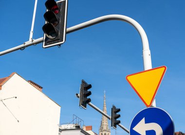 Şehir caddesinde trafik ışığı. Kapatın. Şehir arkaplanı