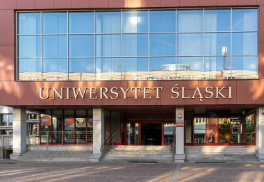 Katowice, Polonya - 20 Eylül 2022: Katowice 'deki ekonomi üniversitesi cephesi. Polonya 'nın Silezya Voyvoda' sındaki en büyük üniversitelerden biri.