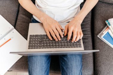 Bilgisayarda yazan kişi, ellerini kapat. Evde eğitim. Çocuk bilgisayarla ödev yapıyor. Uzaklık, çevrimiçi eğitim