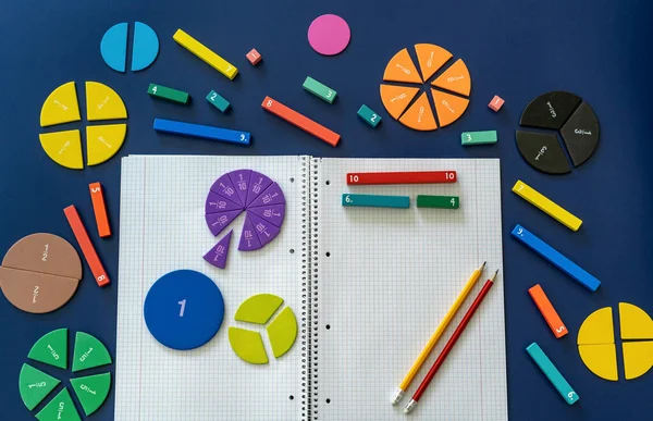 Schulschreibwaren Brüche Auf Blauem Hintergrund Zurück Zur Schule Lustiges Bildungskonzept — Stockfoto