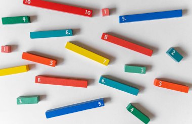 Beyaz arka planda matematik kesirleri. Çocuklar için ilginç bir matematik. Eğitim, okul konseptine geri dönelim. Geometri ve matematik materyalleri. Kapat.