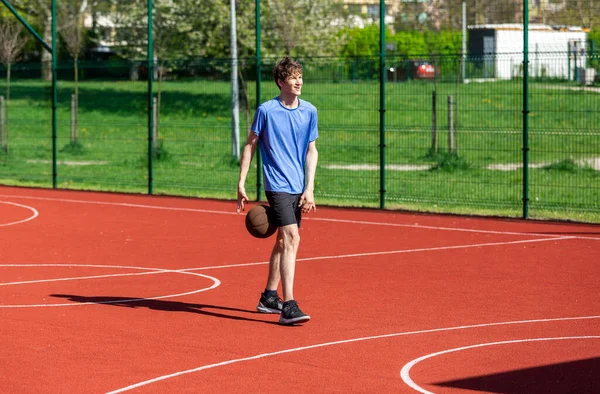 Хлопчик Грає Баскетбол Дворі Підліток Біжить Стадіоні Спорт Хобі Активний — стокове фото