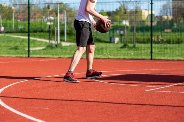 Мальчик Играет Баскетбол Площадке Подросток Бегает Стадиону Спорт Хобби Активный — стоковое фото