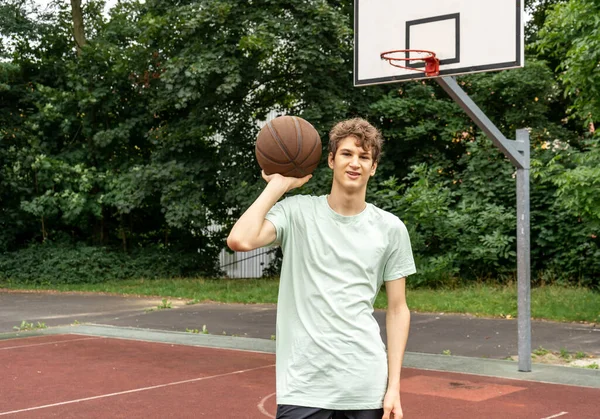 Мальчик Играет Баскетбол Площадке Подросток Стадионе Спорт Хобби Активный Образ — стоковое фото