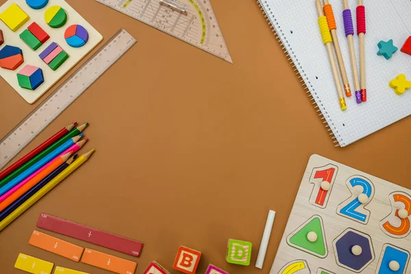 褐色背景的记事本一套数学和学校用品 回到学校 有趣的教育理念 — 图库照片