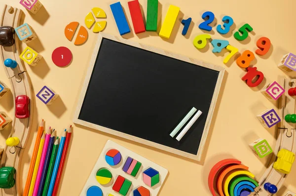 Buntes Kinderspielzeug Aus Holz Auf Beigem Hintergrund Lernspielzeug Blöcke Regenbogen — Stockfoto