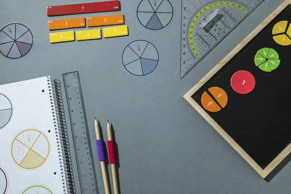 Brüche Lineale Bleistifte Notizblock Auf Grauem Hintergrund Lieferungen Für Mathematik — Stockfoto