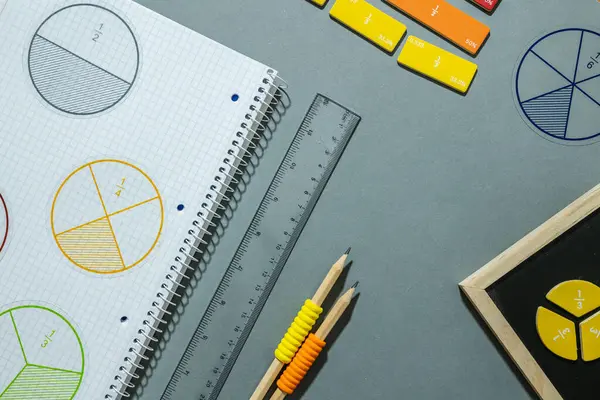 Kesirler Cetveller Kalemler Gri Arka Planda Defteri Matematik Okul Için — Stok fotoğraf